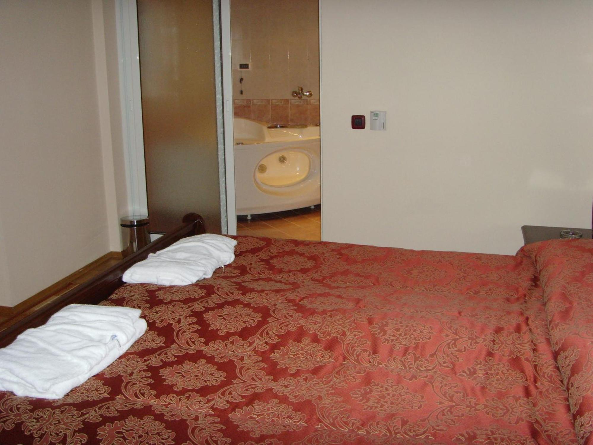 Meridian Hotel Bolyarski Veliko Tarnovo Kültér fotó